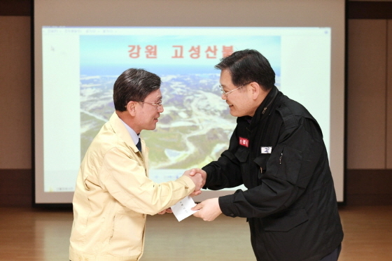 NSP통신-16일 정하영 김포시장(왼쪽)이 강원도 산불 피해복구에 적극 협조하기 위해 고성군을 방문한 가운데 이경일 고성군수와 악수를 나누고 있다. (김포시)