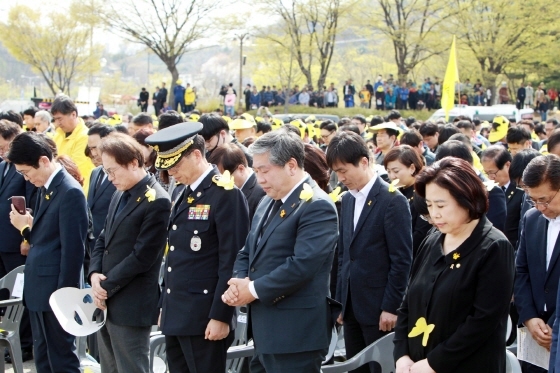 NSP통신-16일 안산시 화랑유원지에서 열린 세월호 참사 5주기 기억식에서 송한준 경기도의장(앞줄 오른쪽 두번째)을 비롯한 참석자들이 묵념을 하고 있다. (경기도의회)