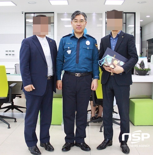 NSP통신-담양경찰이 최근 전화금융사기를 예방한 은행직원에게 감사장을 전달하고 있다. (담양경찰서)