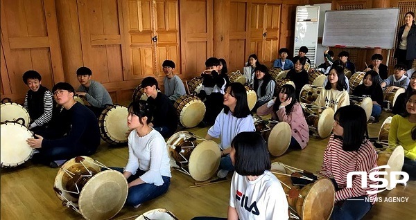 NSP통신-대구한의대학교서 사물놀이를 배우고 있는 학생들. (대구한의대학교)