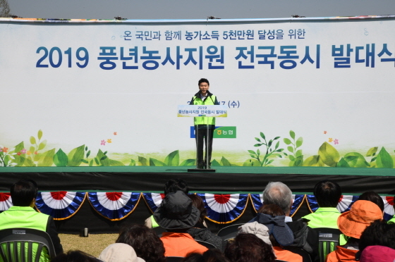 NSP통신-17일 이천시 청암농장에서 열린 2019 풍년농사 지원 전국동시 발대식에서 김원기 경기도부의장이 축사를 하고 있다. (경기도의회)