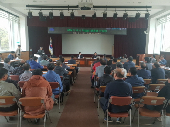 NSP통신-16일 김포시농업기술센터에서 김철환 경기도의원이 축산인들과 관련부서 공무원 등과 함께 무허가축사 적법화 진행과정에 관한 간담회를 진행하고 있다. (경기도의회)