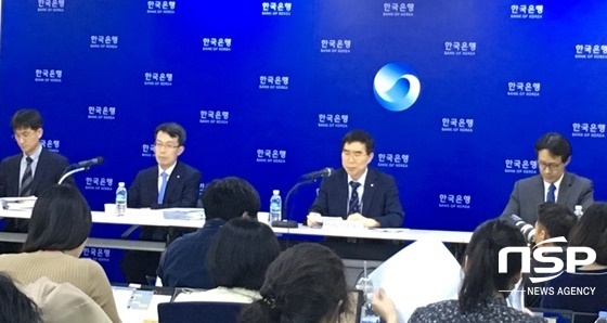 NSP통신-정규일 한은 부총재보(왼쪽에서 세번째)와 관계자들이 18일 서울 한은 본부에서 경제 성장률 전망에 대해 설명하고 있다.