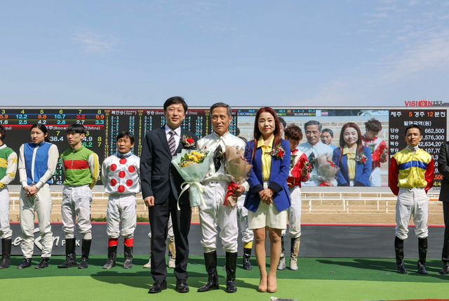 NSP통신-김귀배 기수 데뷔 40주년 기념 행사에서 황순도 서울경마기수협회장(앞줄 왼쪽부터), 김귀배 기수, 김귀배 기수의 아내가 기념촬영을 하고 있다. (한국마사회)