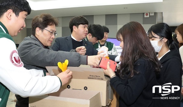 NSP통신-경일대학교가 지난 18일 중간고사를 치르는 학생들을 위해 준비한 500개의 밥버거가 행사 시작 10분 만에 동이 날 정도로 인기가 많았다. (경일대학교)