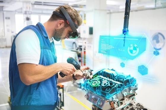 NSP통신-AR(증강현실) 고글을 착용한 BMW그룹 생산 공장 작업자가 엔진을 조립하고 있다. (BMW그룹)