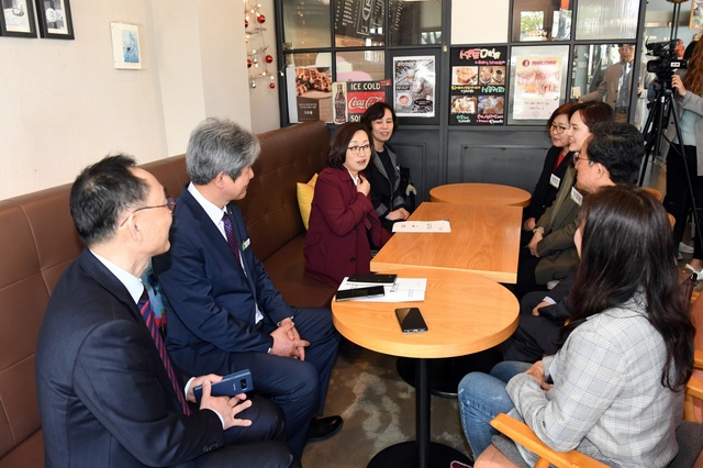 NSP통신-은수미 성남시장이 19일 모바일 성남사랑상품권 결제 시연 후 성남사라마케터들과 차담을 하고 있다. (성남시)