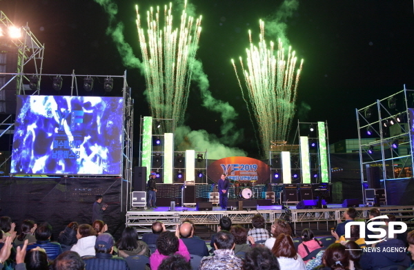 NSP통신-19일 저녁 여수시 중앙동 이순신광장에서 2019 여수밤바다 낭만버스킹 개막을 알리는 축하 불꽃이 아름다운 여수 밤하늘을 수놓고 있다. (여수시)