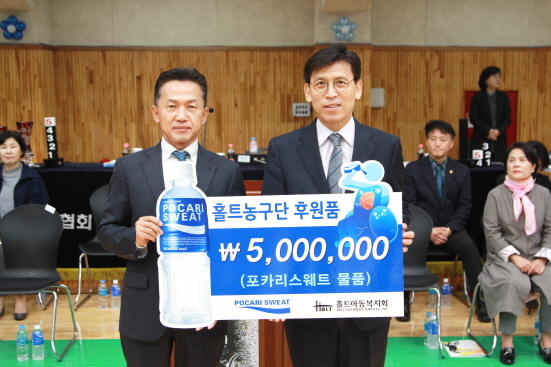 NSP통신-양동영 동아오츠카 대표(좌), 김호현 홀트아동복지회 회장(우) (동아오츠카 제공)