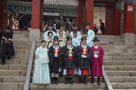 NSP통신-이재준 고양시장(가운데)이 제례에서 첫 술잔을 신위(神位)에게 올리는 초헌관의 복장을 하고 두 번째 술잔을 올리는 아헌관의 복장을 한 이윤승 고양시의회 의장(왼쪽 두 번째)과 함께 행주대첩제 제례 기념사진을 찍고 있다. (고양시)