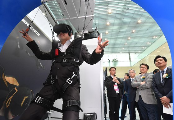 NSP통신-5월 22일 서울 국회의원회관 1층 로비에서 진행된 글로벌게임센터 우수게임 체험존에서 더불어민주당 조승래 의원과 안민석 의원, 문체부 김용삼 차관이 쓰리디아이의 AERO VR 게임 시연을 참관하고 있다. (한국콘텐츠진흥원)