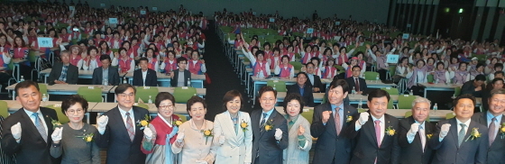 NSP통신-농촌여성리더 한마음 대회에서 안혜영 경기도부의장(앞줄 왼쪽 여섯번째)이 참석자들과 기념촬영을 하고 있다. (경기도의회)