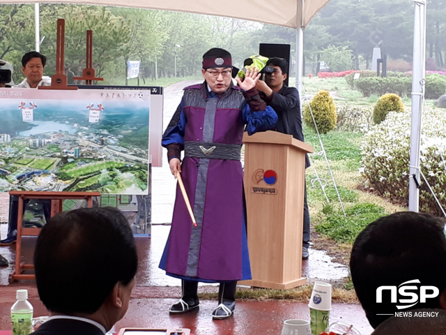 NSP통신-주낙영 경주시장이 24일 대한민국 축구종합센터 경주 부지 실사에서 경주시의 장점과 계획을 설명하고 있다. (권민수 기자)