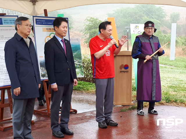 NSP통신-24일 김석기 국회의원이 축구복을 착용하고 축구종합센터 경주 유치를 호소하고 있다. (권민수 기자)