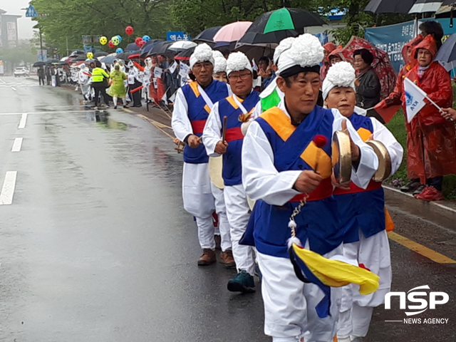 NSP통신-경주시민들이 24일 경주세계문화엑스포 진입도로변에서 축구협회 부지선정위원단을 환영하고 있다. (권민수 기자)