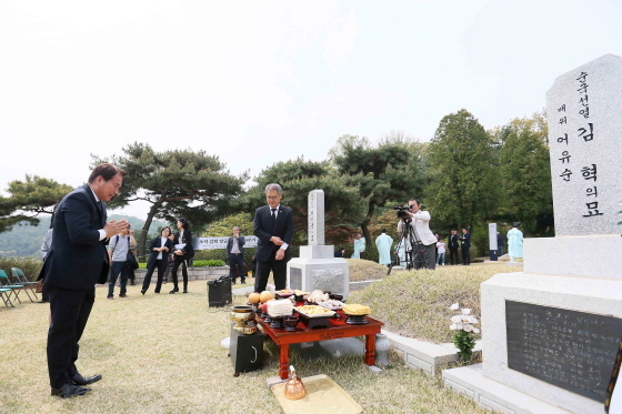 NSP통신-23일 백군기 용인시장이 김혁장군 추모제에 참석한 모습. (용인시)