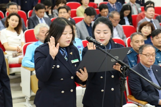 NSP통신-용인서부경찰서 대강당에서 개최된 2019 녹색어머니회 발대식 가운데 결의문 낭독이 진행되고 있다. (용인서부경찰서)