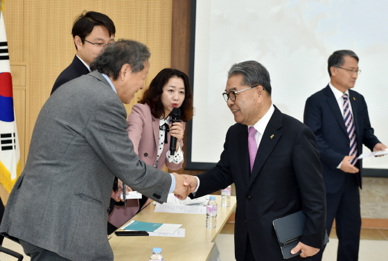 NSP통신-이재정교육감(오른쪽)이 중국 21세기교육연구원 양동핑 원장과 악수를 나누고 있다. (경기도교육청)