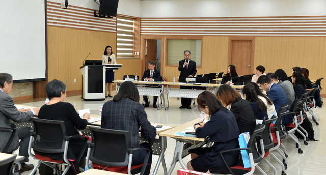 NSP통신-이재정 경기도교육감이 중국 21세기교육연구원 관계자들과 만나 축사를 하고 있다. (경기도교육청)