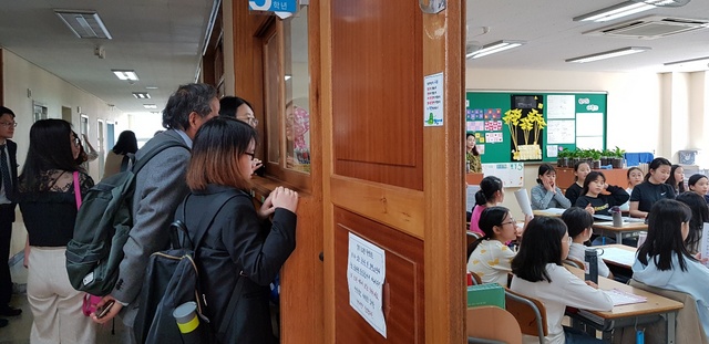 NSP통신-중국 21세기교육연구원 관계자들이 경기도내 학교시설을 둘러보고 있다. (경기도교육청)