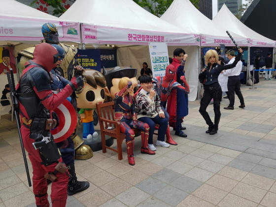 NSP통신-2019 대한민국 과학축제 기간 중 한국만화영상진흥원 부스를 찾은 관람객이 코스튬플레이어들과 즐겁게 포즈를 취하고 있다. (한국만화영상진흥원)