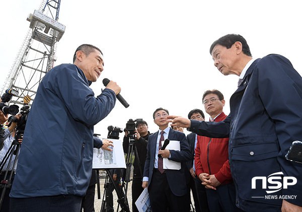 NSP통신-이강덕 포항시장이 지열발전소 현장에서 진영 행안부장관에게 지진피해를 설명하고 있다. (경북도)