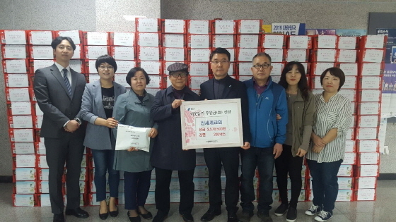 NSP통신-용인시 기흥구 신세계교회 관계자가 신갈동 관내 저소득층을 위해 성금 357만원과 라면 200박스를 기탁하는 가운데 기념촬영을 하고 있다. (용인시)