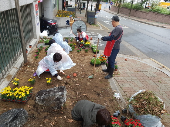 NSP통신-25일 용인시 수지구 신봉동 주민자치위원회가 봄을 맞아 청사 주변에 화단을 조성하고 있다. (용인시)