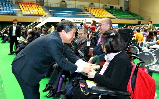 NSP통신-안산올림픽기념관에서 열린 제39회 안산시 장애인의 날 기념식에서 송한준 경기도의장이 참석자들과 대화를 나누고 있다. (경기도의회)