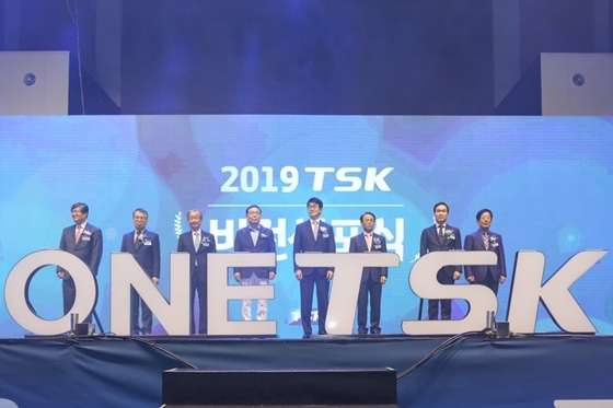 NSP통신-2020년 상장, 2025년 100대 기업, 기업가치 3조를 새 비전으로 세운 TSK 관계자들이 기념촬영을 하고 있다.