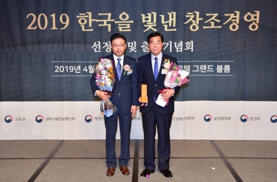 NSP통신-30일 서울힐튼호텔에서 개최된 2019 한국을 빛낸 창조경영 시상식에서 윤화섭 안산시장(오른쪽)이 시상수여자와 함께 기념촬영을 하고 있다.