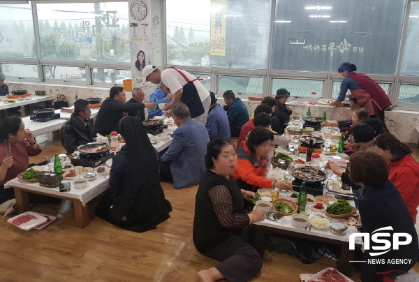 NSP통신-샤롯데 봉사단이 새터민 어르신들과 함께하는 행복한 나들이에서 장흥 토요시장에서 식사를 하고있다. (롯데케미칼)