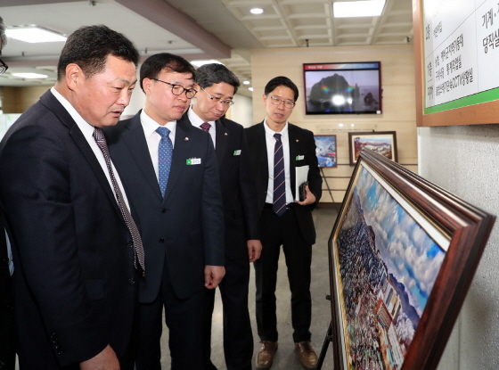 NSP통신-중원구청 로비에서 중원구의 과거와 현재의 모습을 담은 중원을 추억하다 사진전 모습. (성남시)