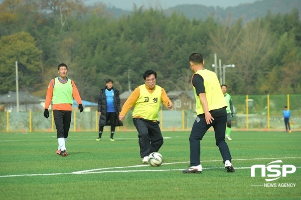 NSP통신-유두석 장성군수(가운데)가 축구 동호회 활동을 하고 있다. (장성군)