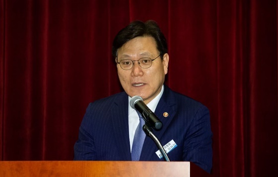 NSP통신-최종구 금융위원장이 2일 금융결제원에서 열린 국민체감 서비스 현장간담회에 참석해 카드이동 및 제2금융권 계좌이동서비스 업무협약을 축하하고 있다. (금융위)