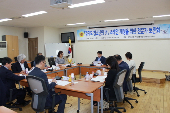 NSP통신-2일 경기도의회 4층 소회의실에서 정대운 경기도의원이 경기청소년의 날 제정과 관련한 전문가 토론회를 진행하고 있다. (경기도의회)