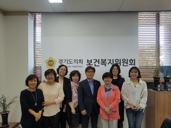 NSP통신-2일 경기도의회 보건복지위원회 의원실에서 정희시 경기도의원이 경기도와 시·군 정신건강복지센터 관계자들과 간담회 가운데 기념촬영을 하고 있다. (경기도의회)