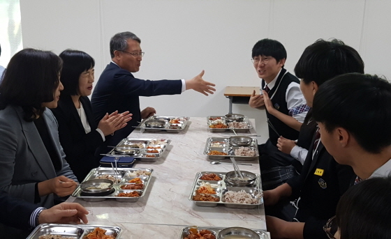 NSP통신-2일 경기도교육청 교육급식 담당자들이 성남 운중고 학생자치회 교육급식부와 점심식사를 하고 있다. (경기도교육청)