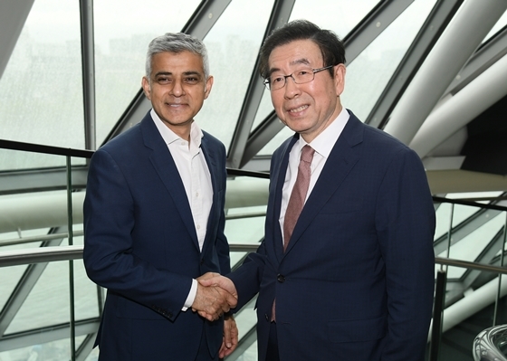 NSP통신-(왼쪽부터) 사디크 칸(Sadiq Khan) 런던시장과 박원순 서울시장이 만나 악수를 하고 있다. (서울시)