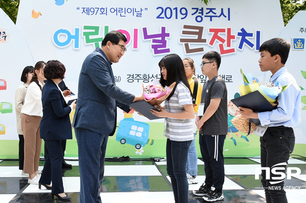 NSP통신-주낙영 경주시장이 5일 황성공원에서 열린 제97회 어린이 날 행사에서 시상하고 있다. (경주시)