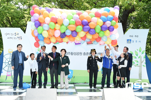 NSP통신-주낙영 경주시장과 김석기 의원, 기관단체장이 5일 황성공원에서 어린이 날 행사를 축하하는 풍선 날리기를 하고 있다. (경주시)