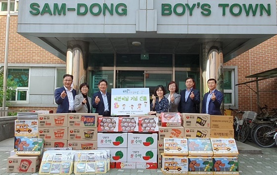 NSP통신-유윤대 부행장(왼쪽부터 세 번째)과 기업투자금융부문 직원들이삼동소년촌을 찾아 학용품과 식료품을 전달하고 있다. (NH농협은행)