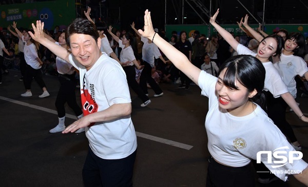 NSP통신-권영진 대구시장이 대구컬러풀페스티벌 축제에 참여해 참가자한 팀과 함께하는 포퍼먼스 시간을 가졌다. (대구시)