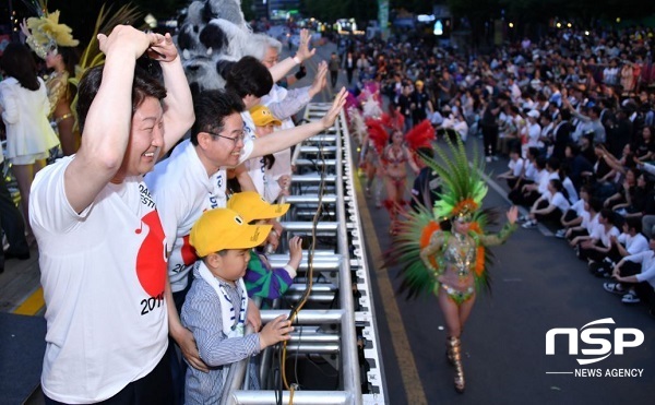 NSP통신-대구 컬러풀페스티벌축제에는 일본, 중국, 러시아, 필리핀, 인도네시아, 베트남, 캄보디아 등 해외 7개국 16팀 349명을 포함한 국내․외 86팀 5천 여명이 펼친 아시아 최대 거리퍼레이드는 도심을 화려하게 수놓았다. (대구시)