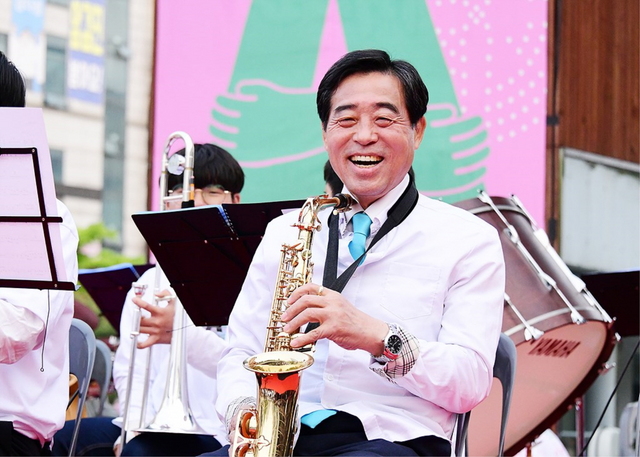 NSP통신-지난 4일 윤화섭 안산시장이 개막공연인 하나되는 안산의 소리에 참여해 연주하고 있다. (안산시)