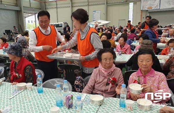 NSP통신-청도군사회복지사협회가 어버이날을 맞아 관내 700여명의 어르신들을 초청해 어버이 감사 효잔치를 개최했다. (청도군)