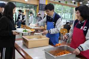 [NSP PHOTO]영남이공대, 어버이날 맞아 기숙사생 아침 배식봉사 가져