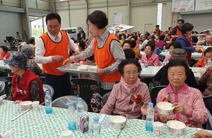 [NSP PHOTO]청도군 사회복지사협회, 어버이날 감사 효잔치 개최