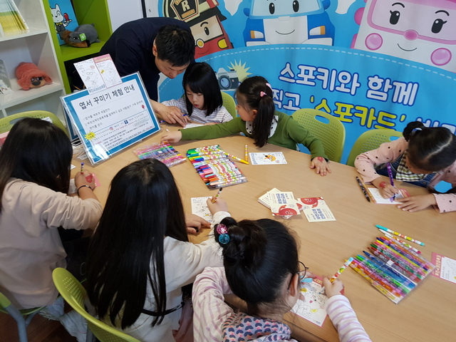 NSP통신-5월 5일 한국만화박물관 어린이날 행사를 찾은 어린이 관람객들이 부천국제만화축제 홍보부스에서 이벤트를 즐기고 있다. (부천시)