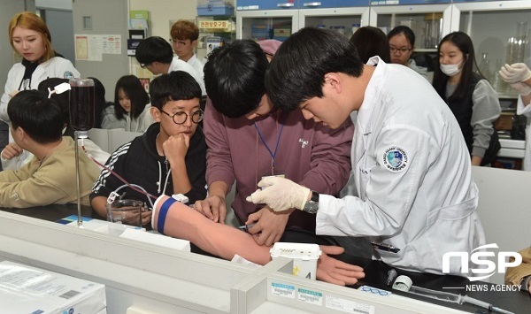 NSP통신-대구한의대학교 임상병리학과에서 혈액을 이용한 다양한 진단검사의학을 체험하고 있는 학생들. (대구한의대학교)